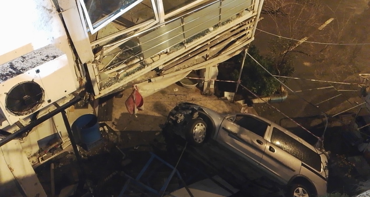 Kontrolden çıkan otomobil 5 metre yükseklikten gerileme kaydetti: 1'i ağır, 2 yaralı - Son Dakika Haberleri |