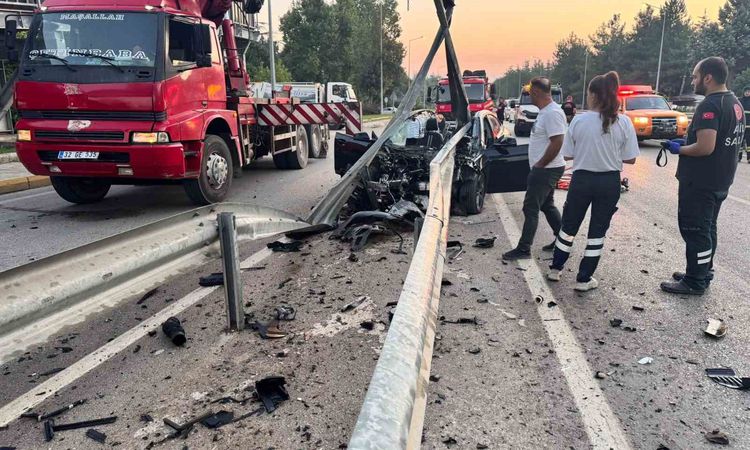 Son Gelişme: Kontrolden çıkan otomobil bariyerlere çarptı: 1 ölü - Son Dakika Haberleri