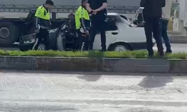 Konya Karapınar'da hareket halindeki otomobil alev aldı, araçta maddi hasar oluştu