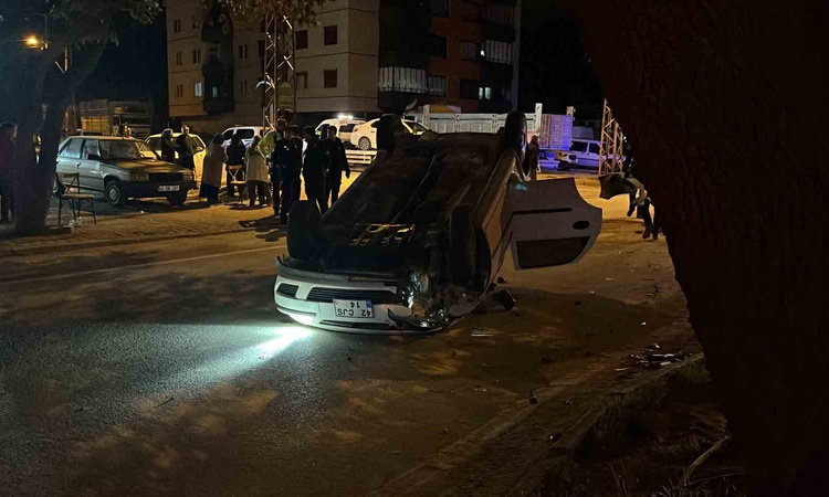 Konya Karatay'da iki otomobil çarpıştı, araçlardan biri takla attı