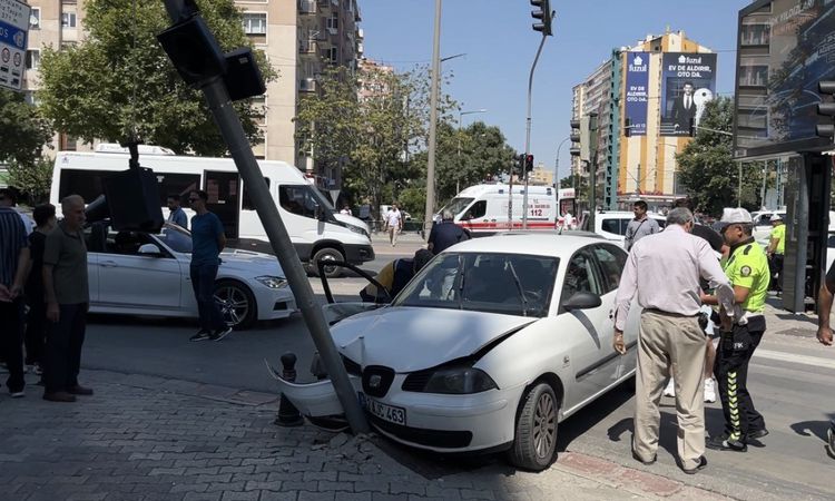 Son Gelişme: Konya'da Kavşak Kazası: 1'i Çocuk 6 Yaralı - Son Dakika Haberleri ve Merak Edilenler