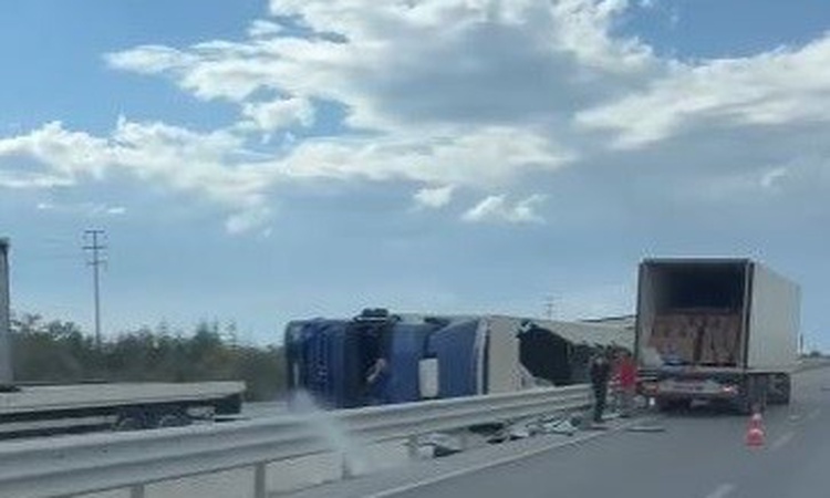 Konya'da refüje çarpan tır devrildi, sürücü hafif şekilde yaralandı - Son Dakika Bilgileri