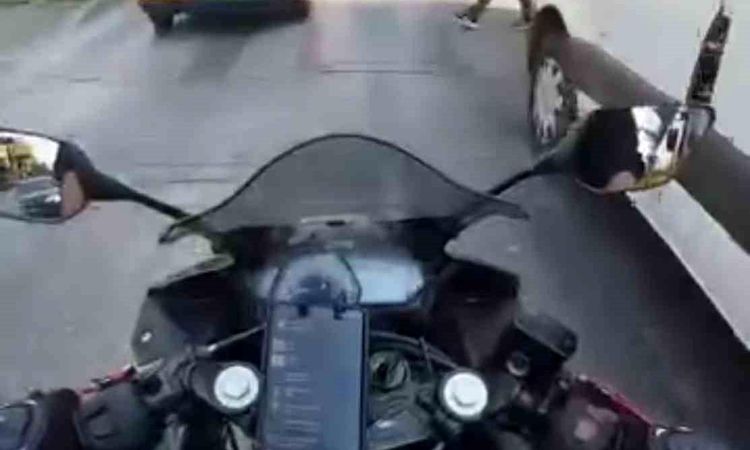 A pedestrian in the blind spot was hit by a motorcycle, those moments were captured on the helmet camera - Last Minute