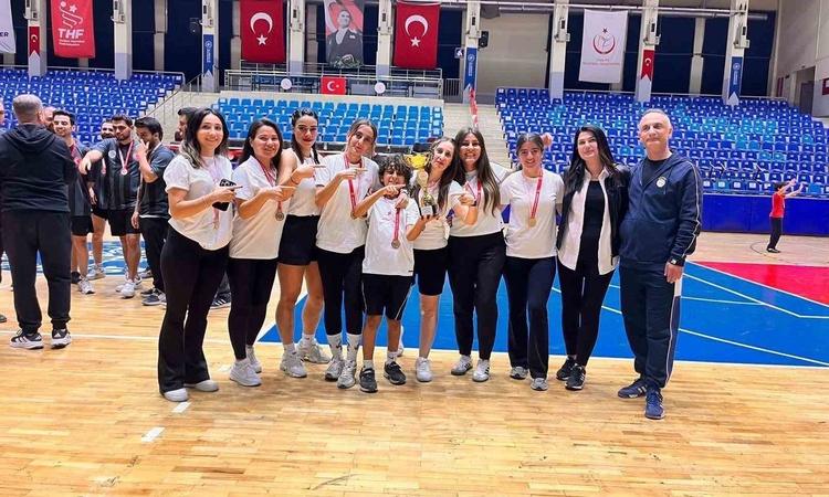 Köşk İlçe Müdürlüğü Kadın Futsal Takımı Muğla'da düzenlenecek bölge finaline artış grafiği çizdi