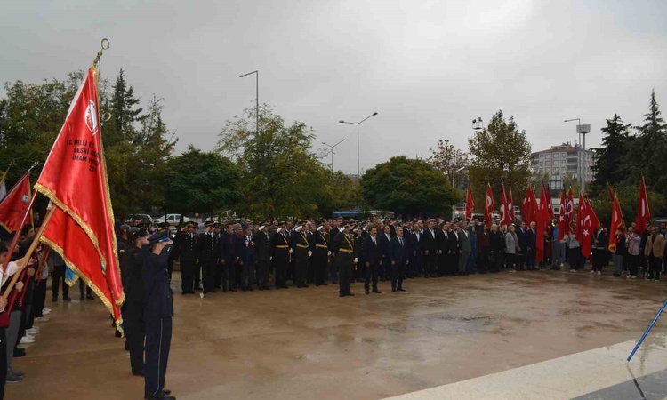 Kritik Açıklama: 29 Ekim Cumhuriyet Bayramı kutlamaları çelenk sunma töreniyle resmen start aldı ve Merak Edil