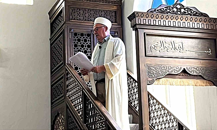 Kritik Açıklama: 44 yıllık imam cemaatine cuma hutbesiyle veda etti
