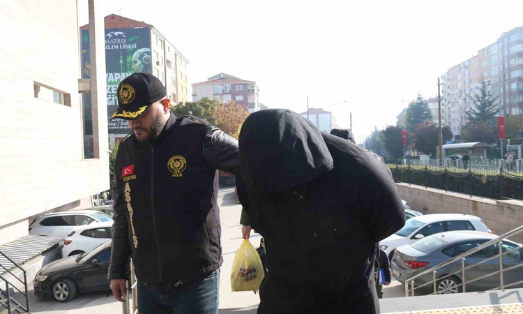 Kritik Açıklama: 5 ilde fuhuş operasyonunda gözaltına alınan 19 şüpheliden 17'si adliyeye sevk edildi ve Merak