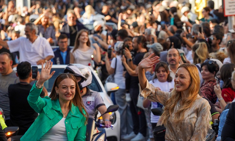 Kritik Açıklama: 63'üncü Antalya Altın Portakal Film Festivali 'Daima' sloganıyla kortejle resmen start aldı: