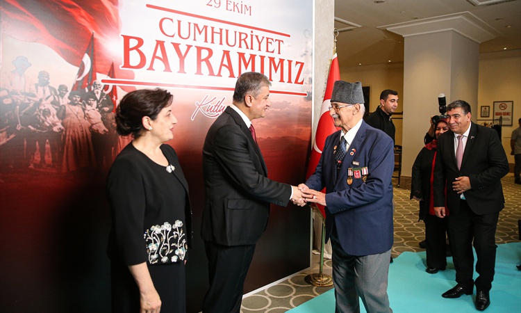 Kritik Açıklama: Adana'da 29 Ekim Cumhuriyet Bayramı dolayısıyla resepsiyon verildi