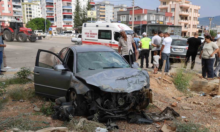 Kritik Açıklama: Adana Kozan'da iki otomobil çarpıştı, savrulan araç inşaata girdi, 4 kişi yaralandı