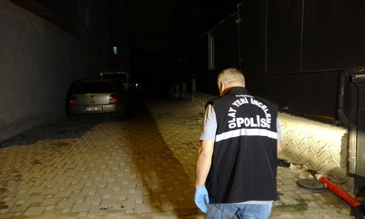 Kritik Açıklama: Adana Sarıçam'da 3. kattan düşen kişi öldü, olayla ilgili 2 kişi yakalanarak gözaltına sevk e