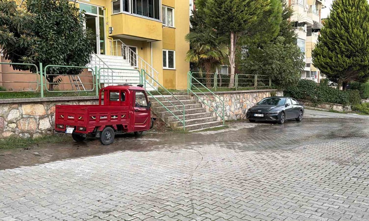 Kritik Açıklama: Adapazarı'nda 35 yaşındaki adam, eşya alırken alt kat komşusunca vurularak öldürüldü ve Merak