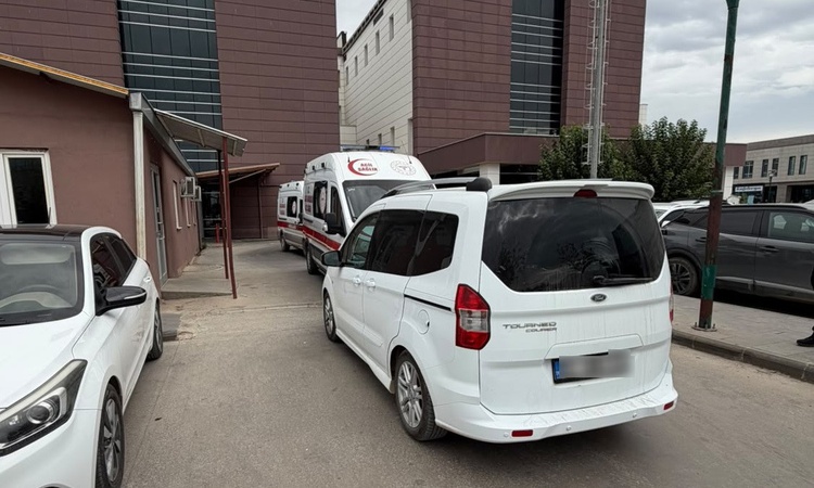 Kritik Açıklama: Adıyaman'da ambulans girişine park eden araç çekildi, sürücüsüne ceza kesildi ve Merak Edilen