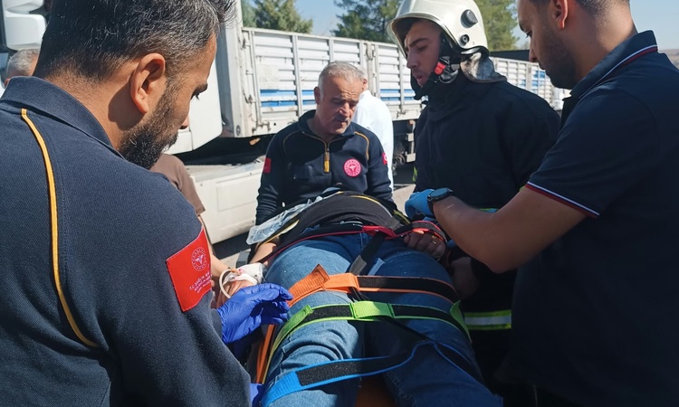 Kritik Açıklama: Adıyaman Kahta'da otomobil kamyona çarparak altına girdi, 2'si ağır 3 kişi yaralandı.