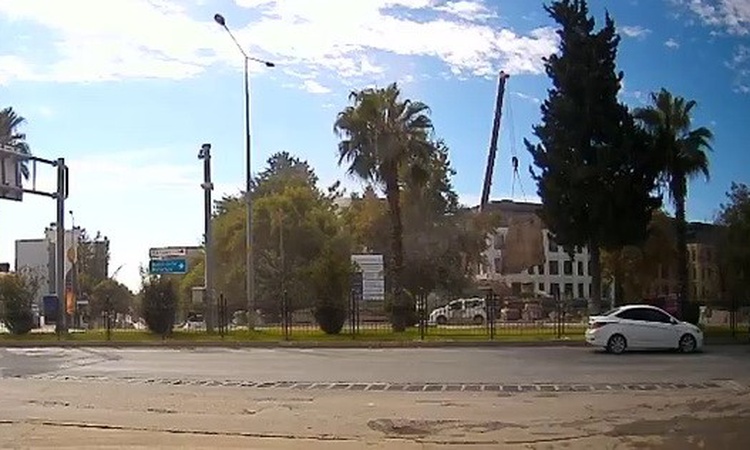 Kritik Açıklama: Adıyaman'da vince bağlı beton blok düşerek çevrede korku yarattı, yaralanan olmadı: Gelişmele