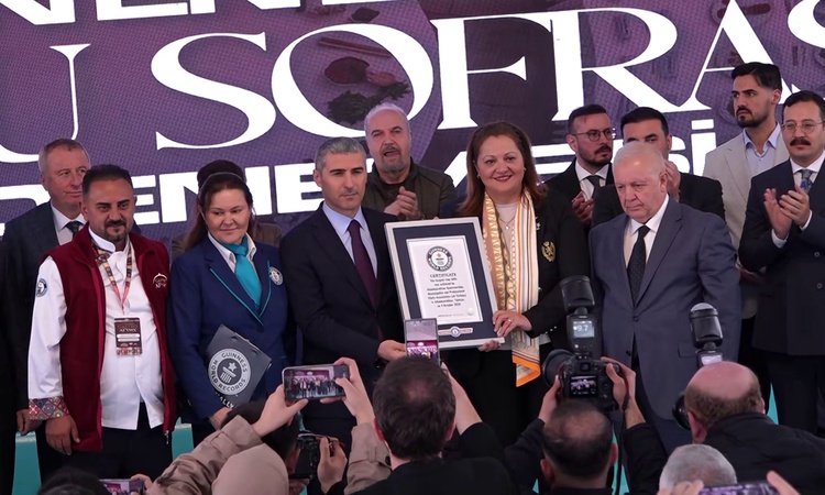 Kritik Açıklama: Afyonkarahisar'da 247 metre 68 santimetrelik sofra Guinness Rekorlar Kitabı'na girdi ve Merak