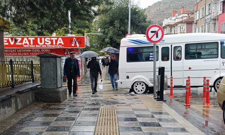 Kritik Açıklama: Afyonkarahisar'da yağmur etkisini sürdürürken sıcaklık 10 dereceye kadar gerileme kaydetti |