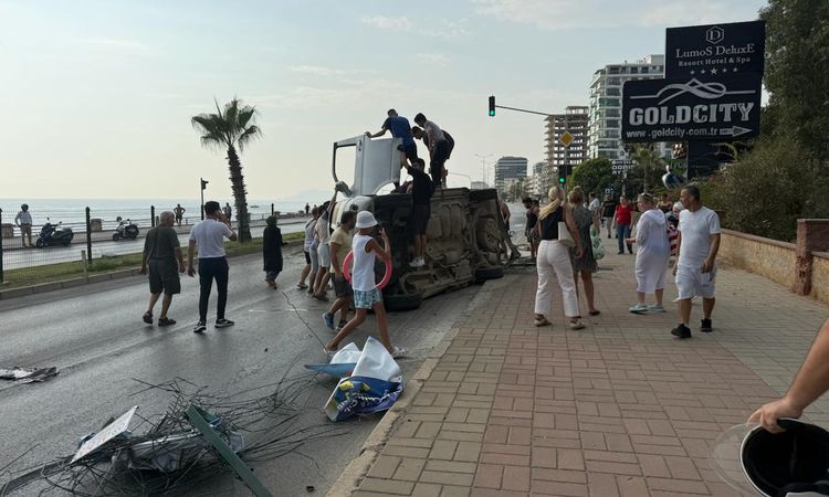 Kritik Açıklama: Alanya'da bisikletliye çarpmamak için manevra yapan araç levhaya çarptı: 2 yaralı ve Merak Ed