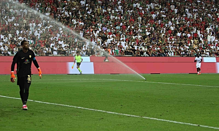 Kritik Açıklama: Amed Sportif-Beşiktaş maçında 37. dakikada sulama sistemi maçı 1 dakika durdurdu | İşte Tüm A