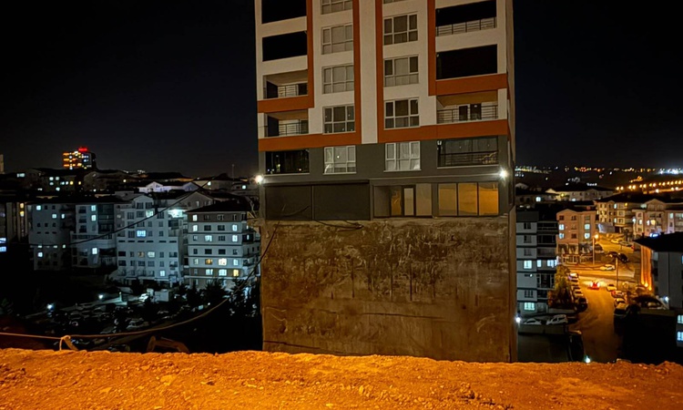 Kritik Açıklama: Ankara Mamak'ta istinat duvarı çöken 17 katlı binanın temeli açığa çıktı: Gelişmeler Takip Ed