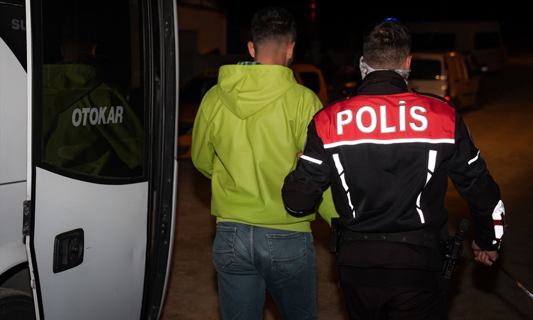 Kritik Açıklama: Ankara Polatlı'da eğlence mekanı denetiminde 68 şüpheli yakalanarak gözaltına sevk edildi ve