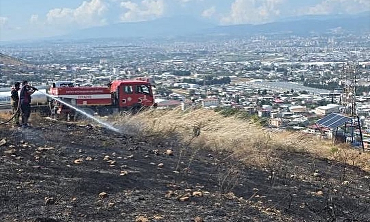 Kritik Açıklama: Antakya Narlıca'da otluk alanda çıkan yangın ekipler sayesinde büyümeden söndürüldü | İşte Tü