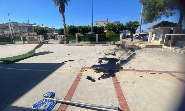 Kritik Açıklama: Antalya Aksu'da iki araç çarpıştı, biri Celal Sönmez İlkokulu'nun bahçesine girdi - Son Dakik