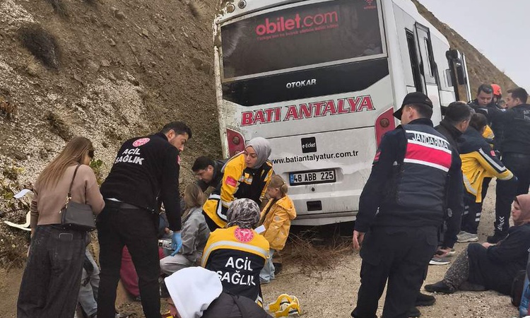 Kritik Açıklama: Antalya Korkuteli'de midibüs şarampole gerileme kaydetti, 6'sı Rus 9 yolcu hafif yaralandı |