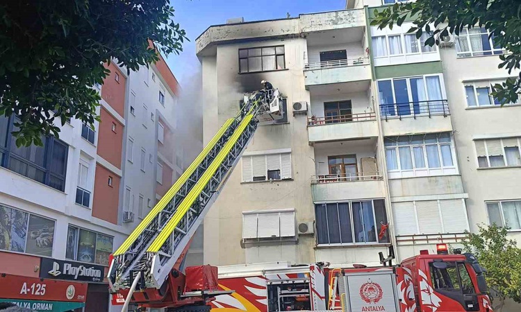 Kritik Açıklama: Antalya Kumluca'da apartman dairesinde çıkan yangın itfaiye ekiplerince söndürüldü | İşte Tüm
