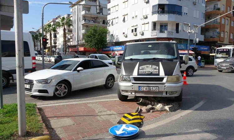 Kritik Açıklama: Antalya Manavgat'ta kamyonetle otomobil çarpıştı, kazada yaralanan olmadı