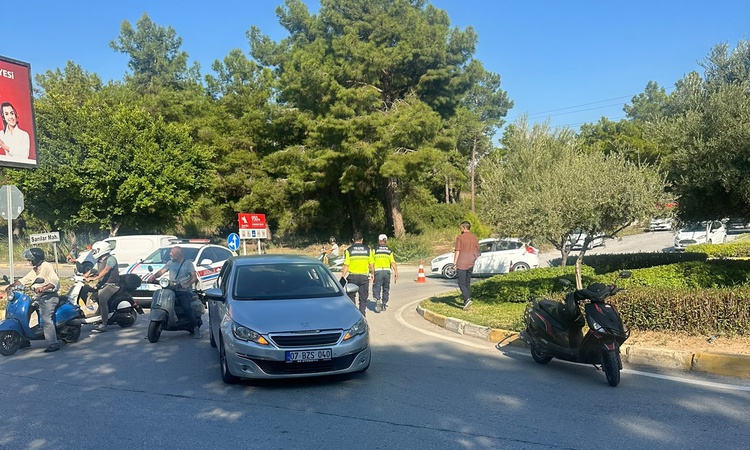 Kritik Açıklama: Antalya Manavgat'ta otomobil ile motosiklet çarpıştı, motosiklet sürücüsü yaralandı | İşte Tü