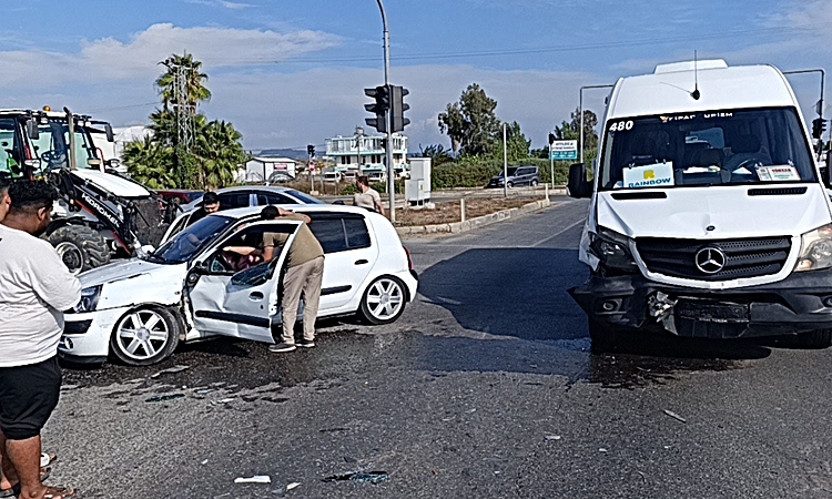 Kritik Açıklama: Antalya Manavgat'ta tur minibüsüyle çarpışan otomobildeki 2 kişi yaralandı ve Merak Edilenler