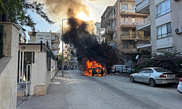 Kritik Açıklama: Antalya'da otomobilde çıkan yangın söndürüldü ve Merak Edilenler