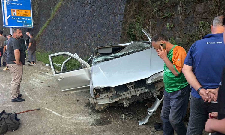 Kritik Açıklama: Artvin Hopa'da cenaze töreninden dönerken kaza yapan otomobilde 2 kişi yaralandı: Gelişmeler