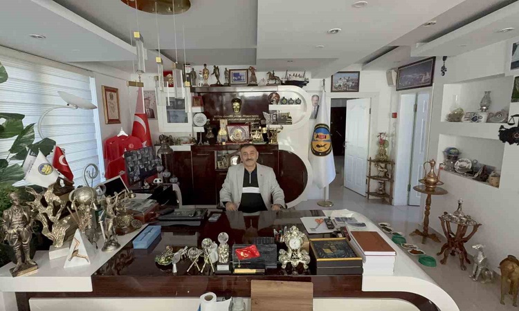 Kritik Açıklama: Atakum'daki esnaf kooperatifi başkanının makam odası eski el emeği eserlerle donandı