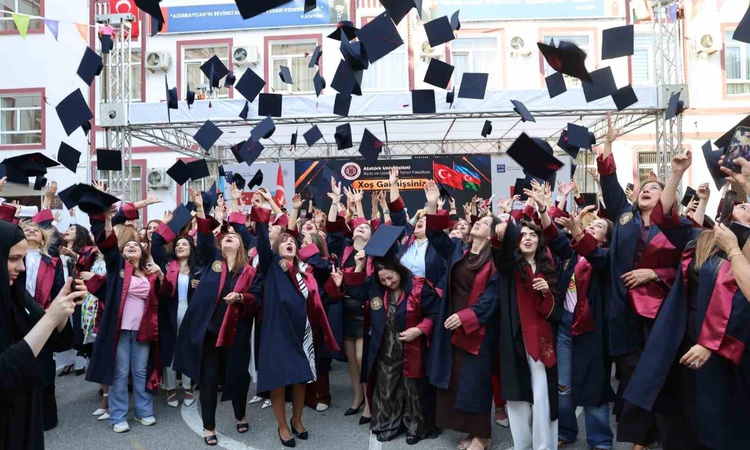 Kritik Açıklama: Atatürk Üniversitesi, Bakü'deki törende yaklaşık 200 öğrenciyi mezun etti