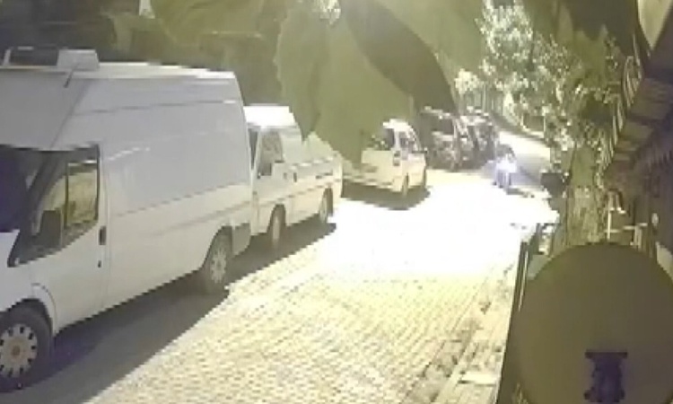 Kritik Açıklama: Avcılar'da park halindeki motosiklet ve servis minibüsünden 4 jant kapağı çalındı: Gelişmeler