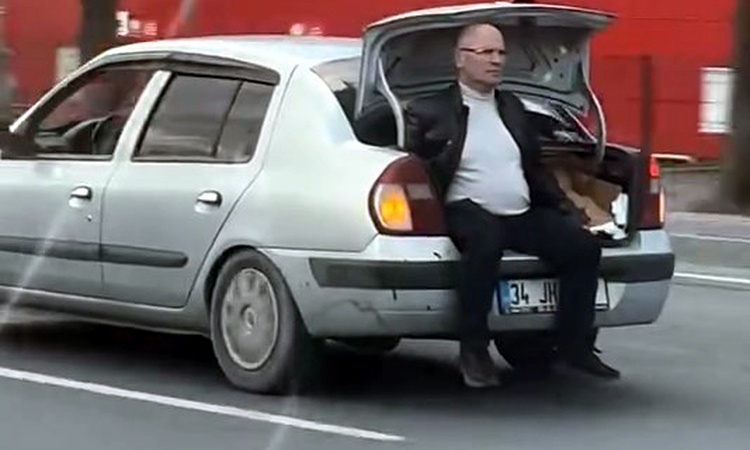 Kritik Açıklama: Avcılar'da yaralı kedi için bagajda yolculuk yapan Gürsel Demir'in çabası boşa çıktı