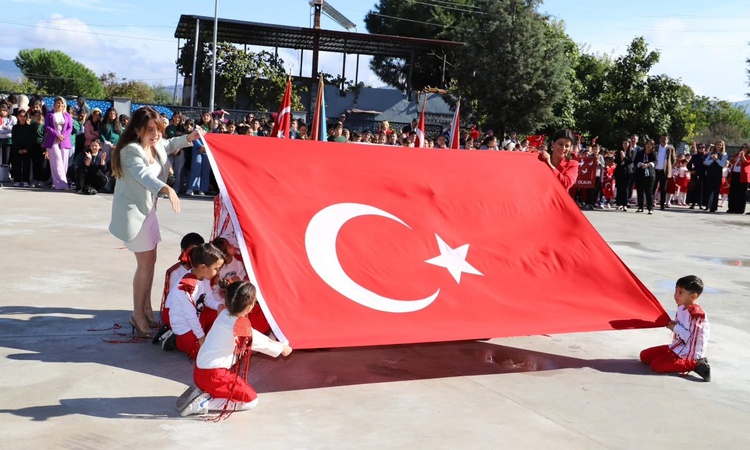 Kritik Açıklama: Aydın Karpuzlu'da Cumhuriyet'in 103. yılı geçit töreniyle kutlandı: Gelişmeler Takip Ediliyor