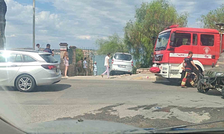 Kritik Açıklama: Ayvalık’ta otomobil bahçeye girdi, korkulan olmadı: Gelişmeler Takip Ediliyor
