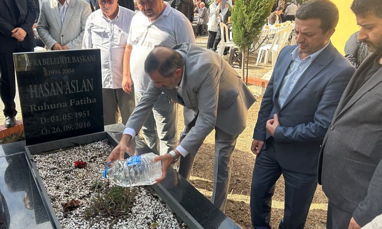 Kritik Açıklama: Bafra'nın eski Belediye Başkanı Hasan Aslan, vefat yıl dönümünde kabri başında anıldı | İşte