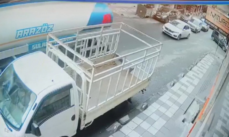 Kritik Açıklama: Bağcılar’da yokuştan kayan su tankeri otomobile ve elektrik direğine çarparak durabildi - Son