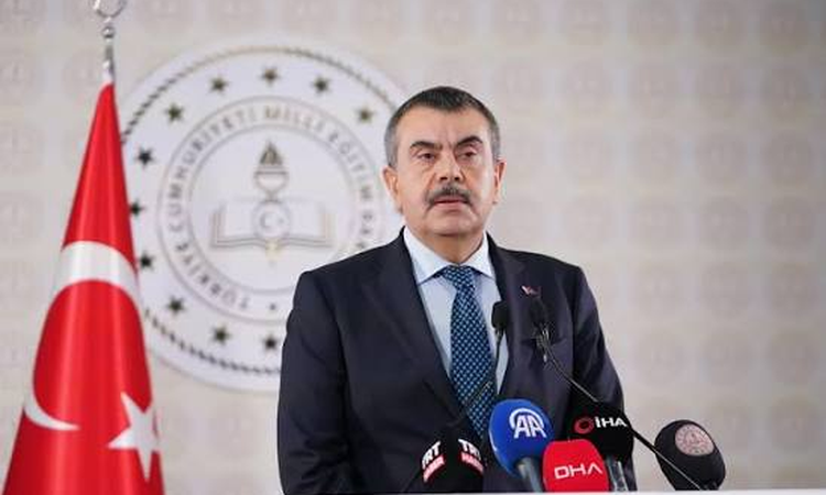 Kritik Açıklama: Bakan Tekin, Turgutlu'daki saldırı okulda değil diyerek velilere takip çağrısı yaptı ve Merak