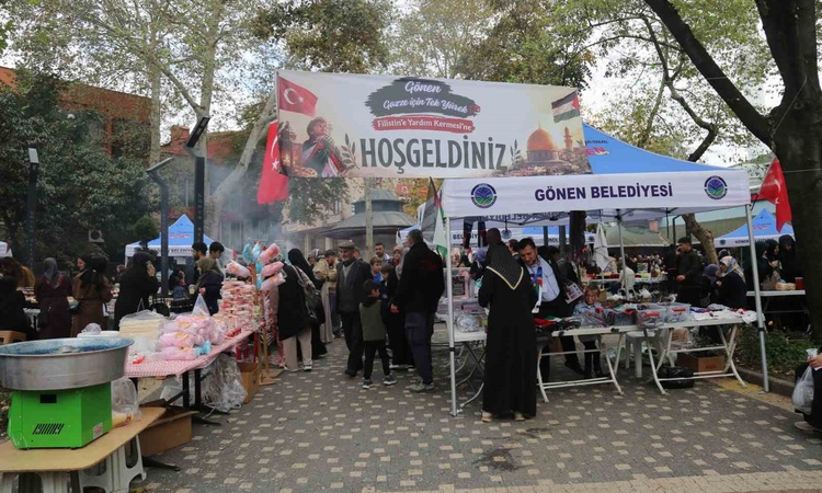 Kritik Açıklama: Balıkesir Gönen'de Gazze için yardım organizasyonu Çarşı Camii önünde ilgi gördü