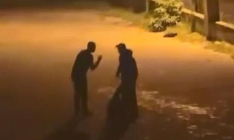 Kritik Açıklama: Başakşehir'de yolda silahlı saldırıya uğrayan Eyüphan ağır yaralandı; arkadaşları başında bek