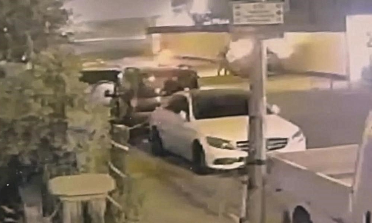 Kritik Açıklama: Batman Belde Mahallesi'nde motosikletli 2 şüpheli park halindeki otomobili kundakladı