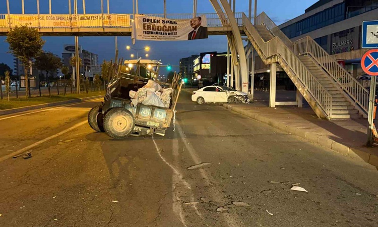 Kritik Açıklama: Batman Gültepe'de otomobil ile römorklu traktör çarpıştı, 2 kişi hafif yaralandı