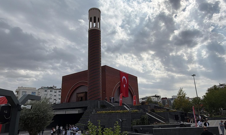 Kritik Açıklama: Batman’ın yeni gözdesi: Kardeşlik Camisi kapılarını açtı - Son Dakika Bilgileri