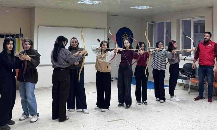 Kritik Açıklama: Bayburt Gençlik Merkezinde gençler okçuluk eğitiminde yay tutuşunu öğreniyor: Gelişmeler Taki