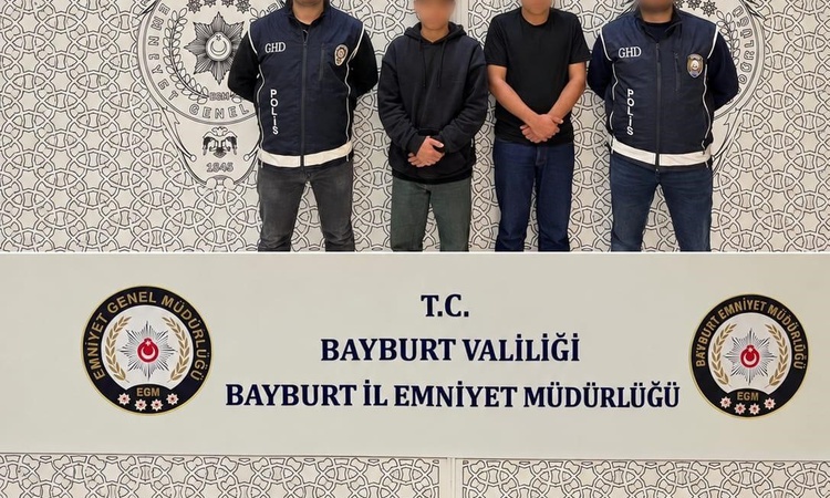 Kritik Açıklama: Bayburt'ta göçmen kaçakçılığı operasyonunda 2 düzensiz göçmen, 2 şüpheli yakalandı